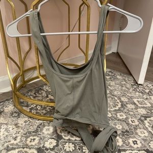 Lululemon tire around army green top